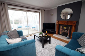 Becky's Bungalow by Tŷ SA -Spacious 4 bed bungalow